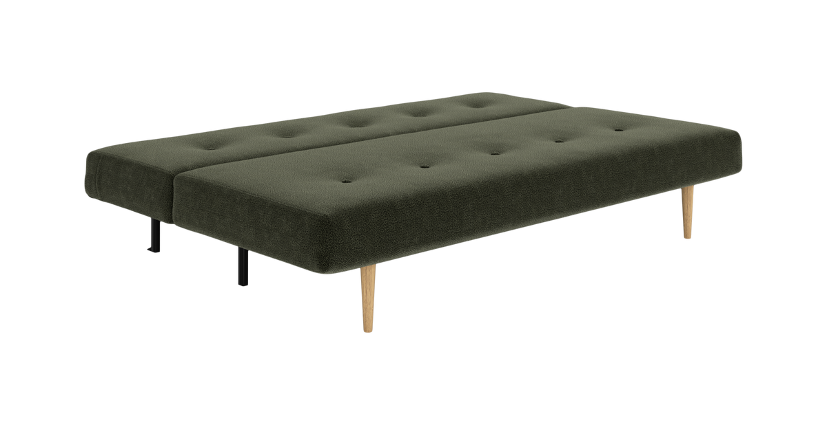 Grøn sovesofa i tekstil med knaptuftet madras og ben i sort metal og lyst træ, frilagt på hvid baggrund.