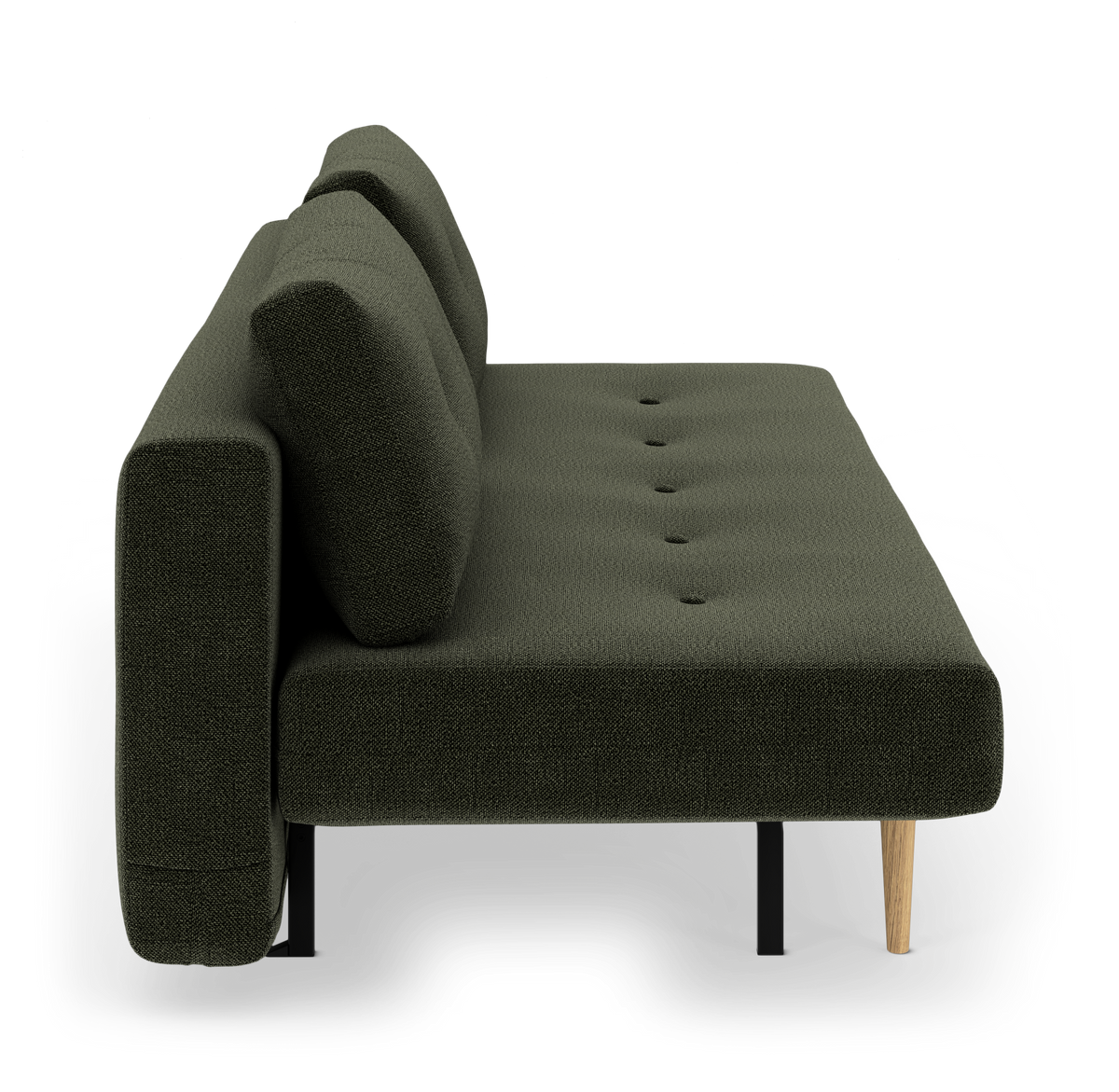 Mørkegrøn sofa/daybed i sideview med to ryghynder, knaptuftet sæde og kombinerede ben i sort metal og lyst træ på hvid studiebaggrund.