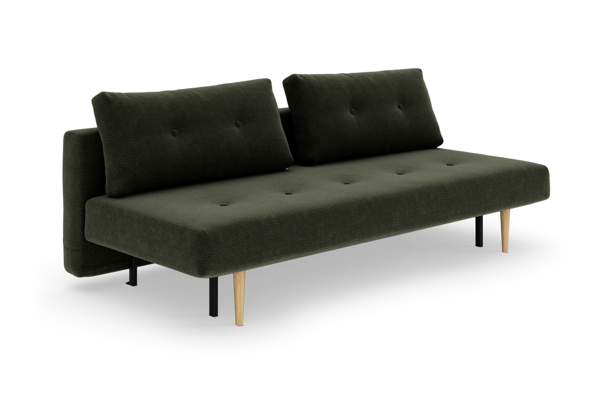 Mørkegrøn sofa med træben, fotograferet i frontvinkel på hvid baggrund.