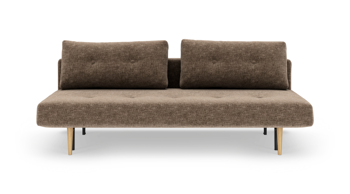 Brun 2-personers sofa med to ryghynder og træben, fotograferet lige forfra på hvid baggrund.