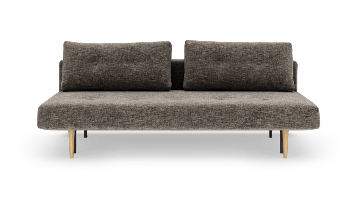 Brungrå sofa med to ryghynder og træben, frilagt på hvid baggrund.