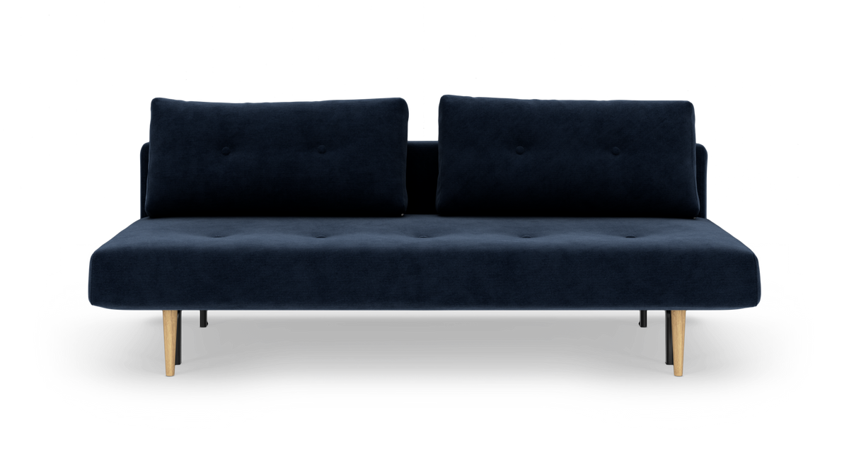 Mørkeblå sofa med to ryghynder og koniske træben, frilagt på hvid baggrund set forfra.