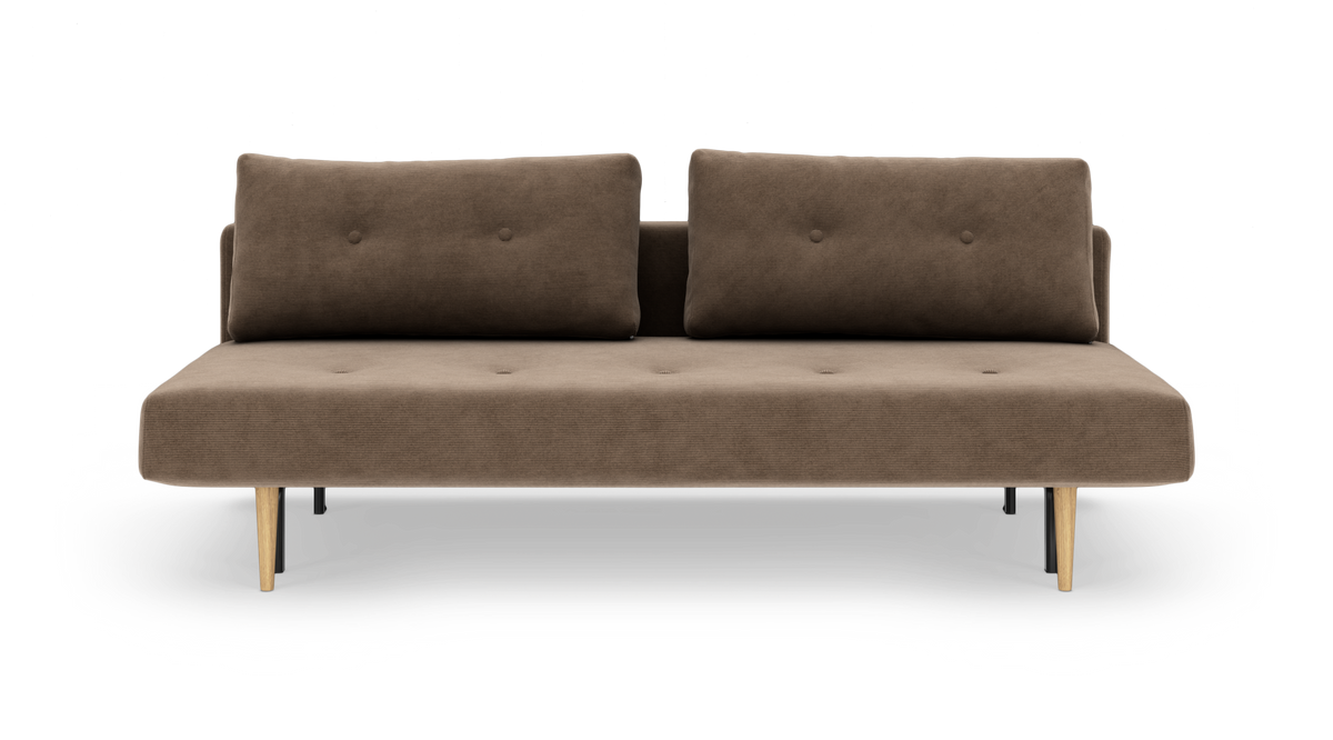 Brun to-personers sofa med to ryghynder og træben, frilagt på hvid baggrund set lige forfra.