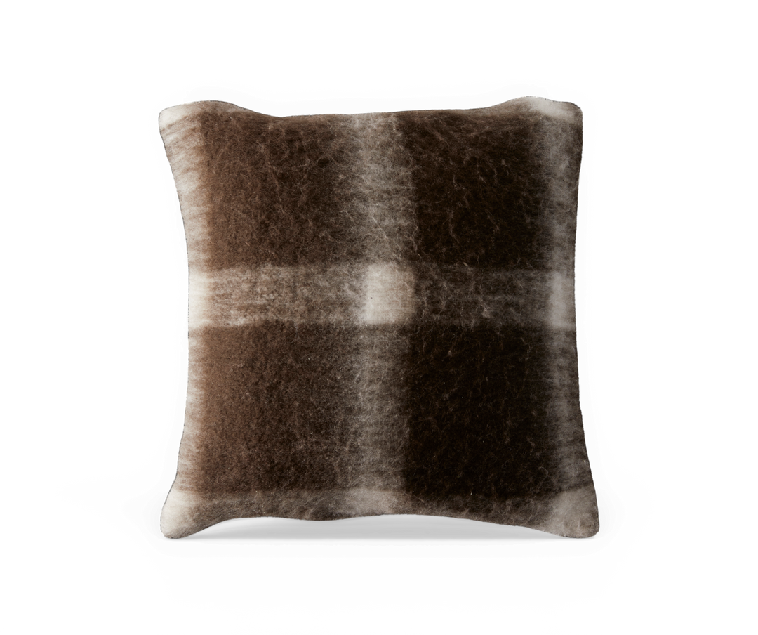 Brun og beige ternet, fluffy kvadratisk pude isoleret på hvid baggrund.