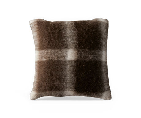 Brun og beige ternet, fluffy kvadratisk pude isoleret på hvid baggrund.