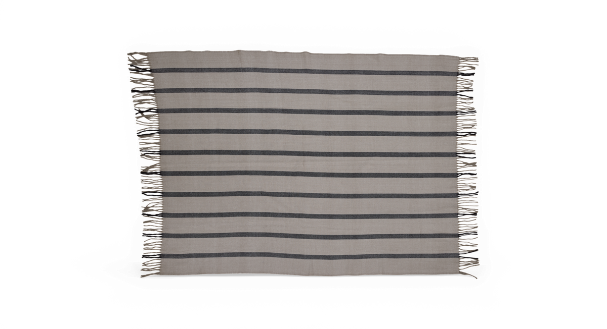 Stribet plaid i beige med mørkegrå horisontale striber og frynser i kanterne.