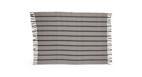 Stribet plaid i beige med mørkegrå horisontale striber og frynser i kanterne.