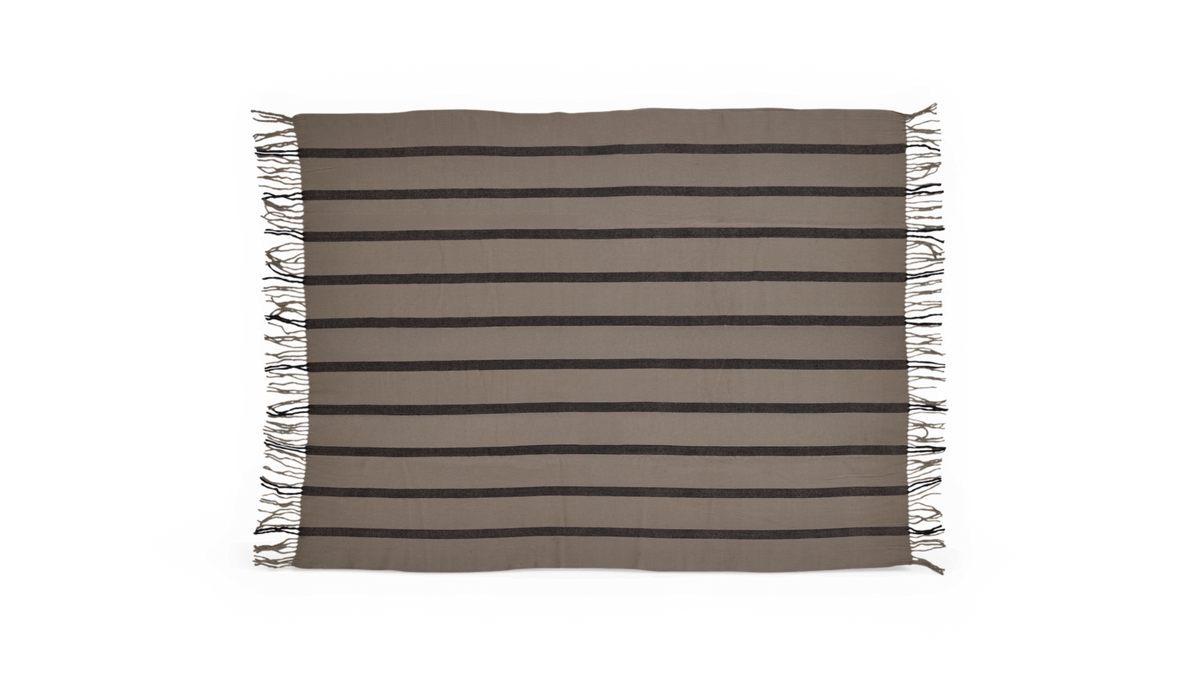 Stribet plaid med frynser i beige og mørkegrå.