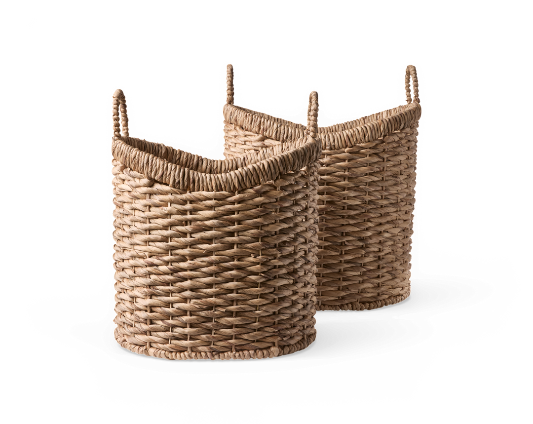 To flettede opbevaringskurve i naturmateriale med hanke.