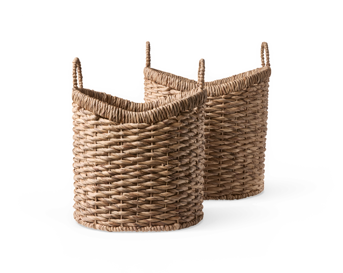 To flettede opbevaringskurve i naturmateriale med hanke.
