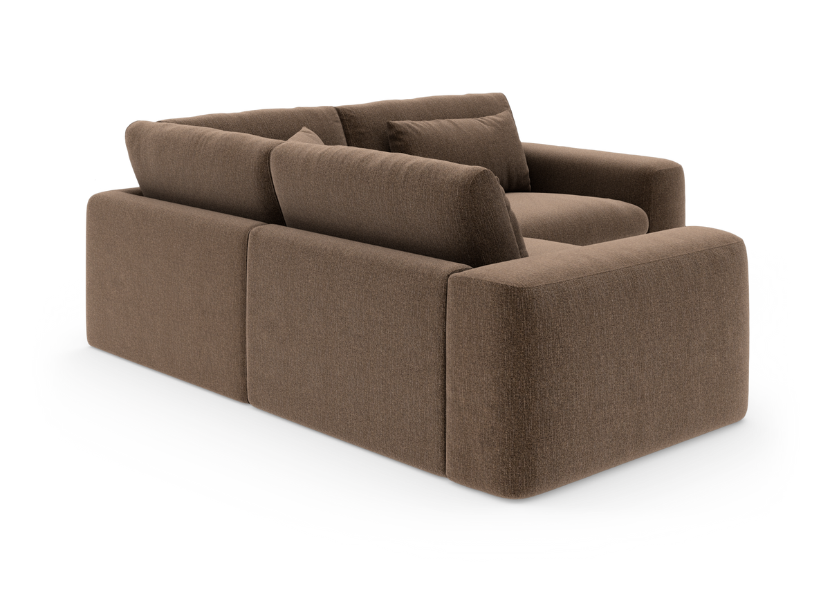 Brun modulsofa i stof, trekvart bagfra, fritlagt på hvid baggrund.
