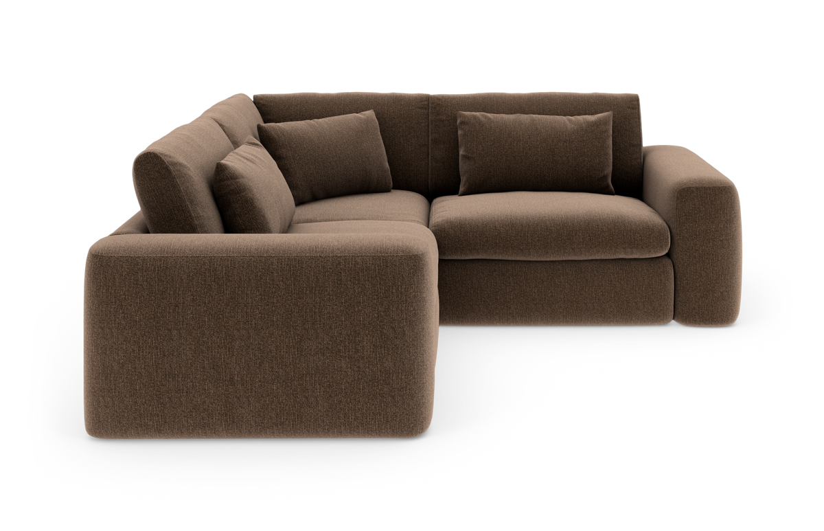 Brun stof-hjørnesofa med afrundede former og fire løse puder.
