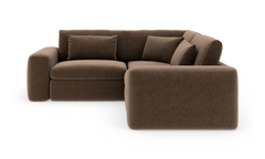 Brun L‑formet stofsofa med brede armlæn og flere puder, frilagt på hvid baggrund.
