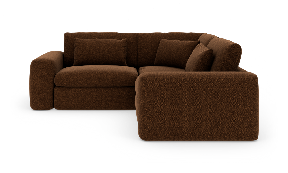 Brun modulær hjørnesofa med bløde, afrundede former og tre løse puder på hvid baggrund.