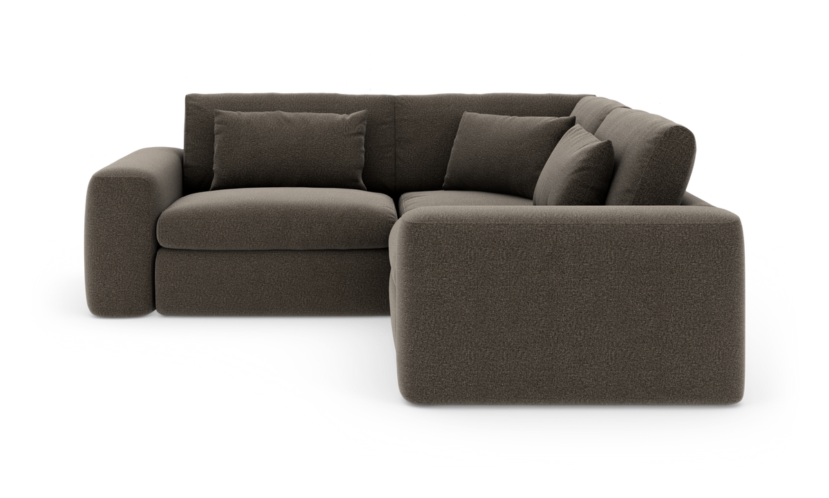 Mørkebrun modulsofa i L‑form med højre chaiselong, blød stofpolstring og afrundede former.
