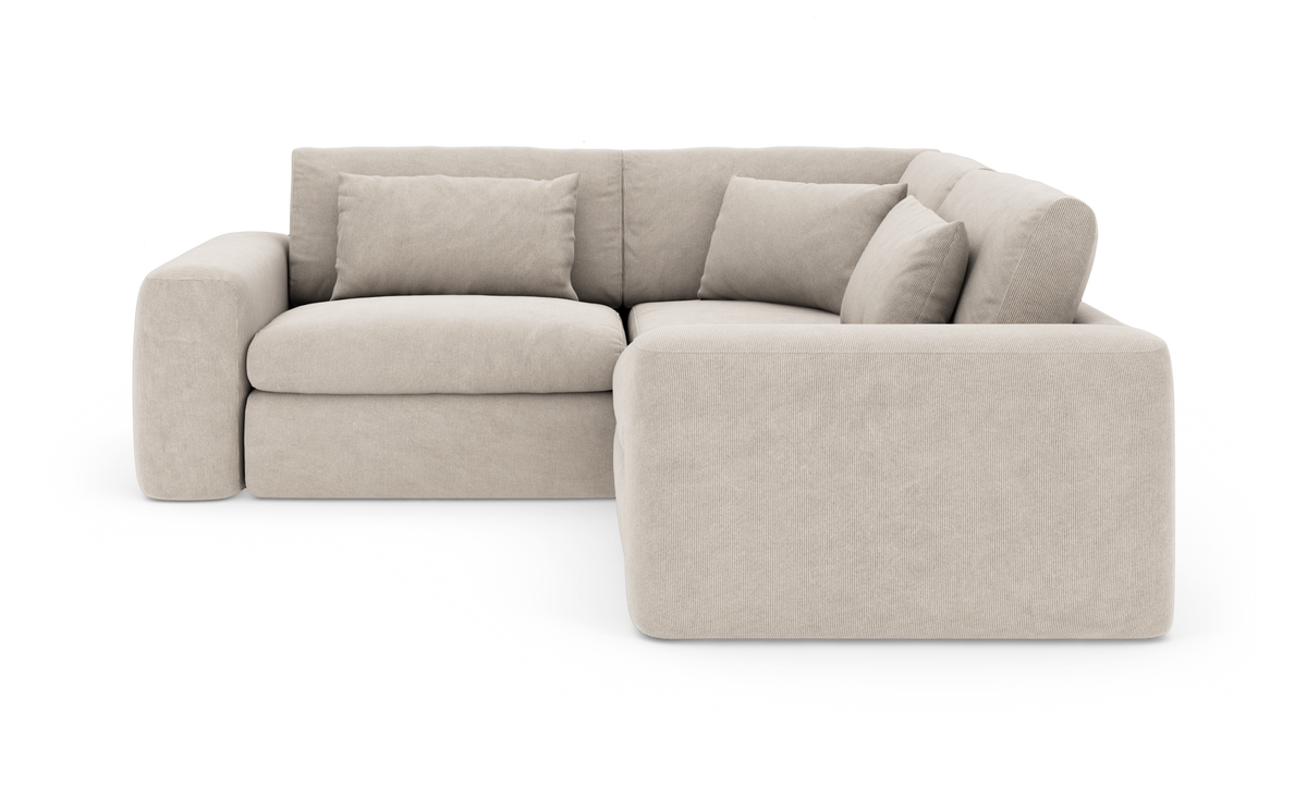 Beige hjørnesofa med bløde puder, frilagt på hvid baggrund.