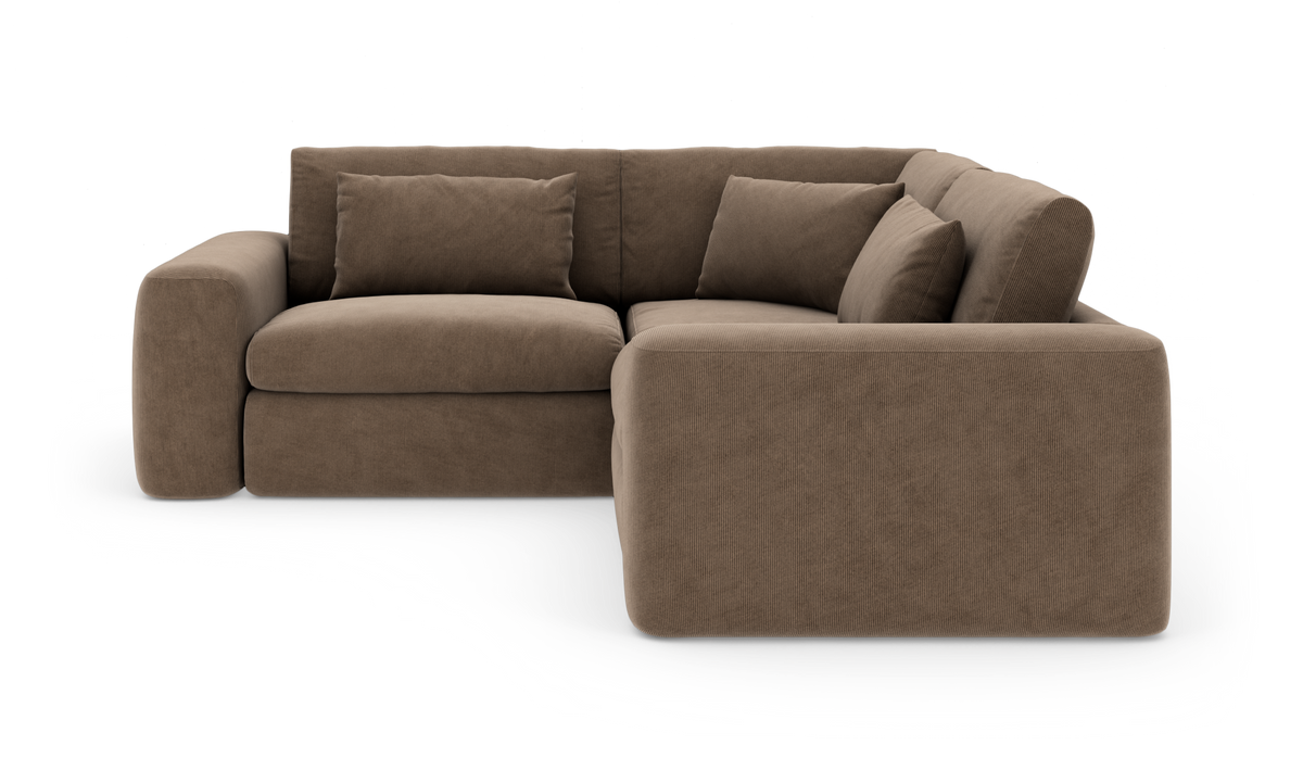 Brun L‑formet modulsofa med dybe sædehynder og tre rygpuder, vist i studie på hvid baggrund.