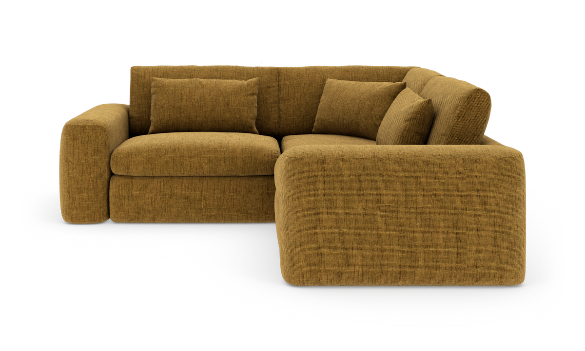 Sennepsgul L‑formet hjørnesofa i stof med bløde puder.