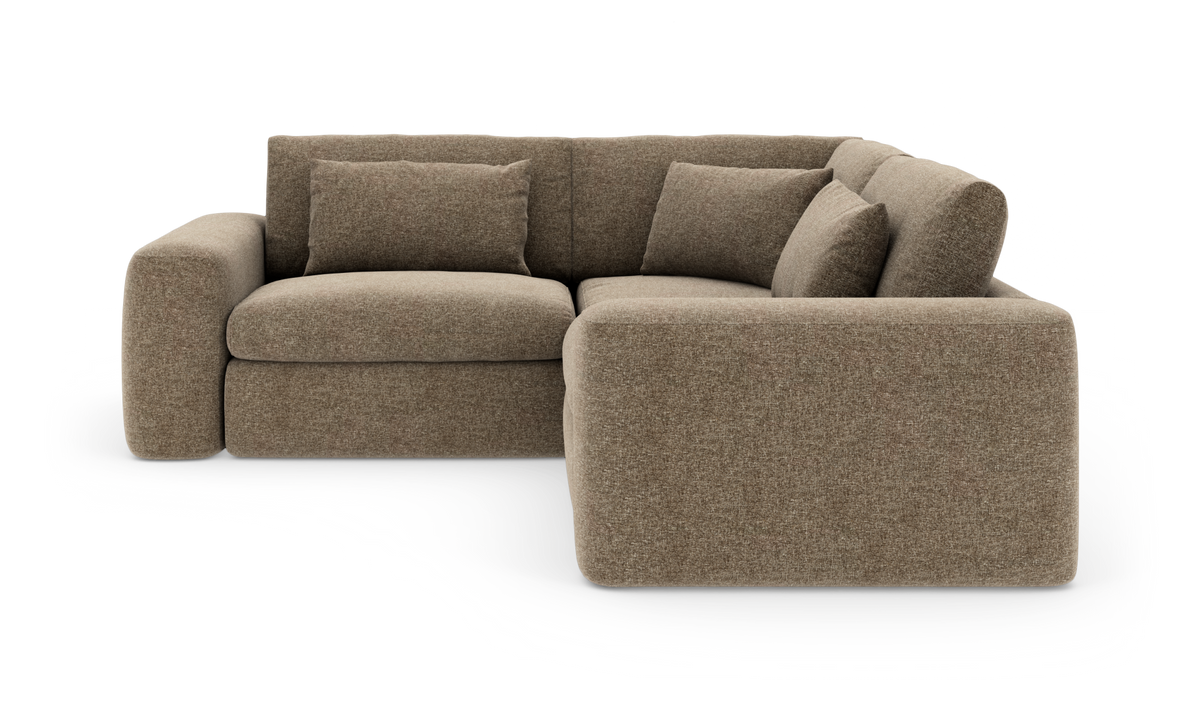 Brun modulsofa i L-form med bløde puder, frilagt på hvid baggrund.