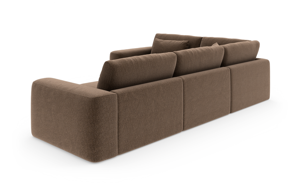Brun modulsofa i stof, set bagfra i studiemiljø.
