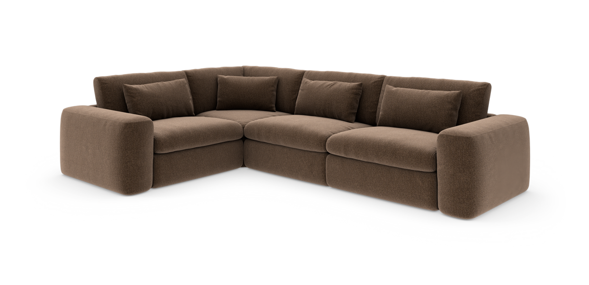 Brun L‑formet modulsofa med brede armlæn og løse ryghynder, frilagt på hvid baggrund.