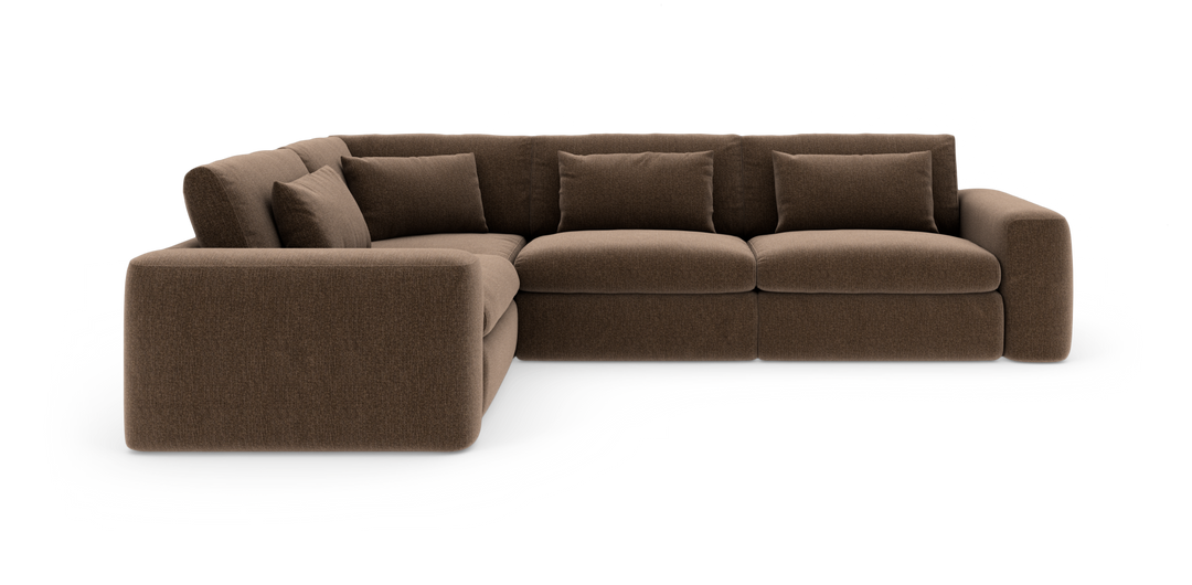 Brun modulsofa i hjørneudgave med tykke sæder og puder, frilagt på hvid baggrund.