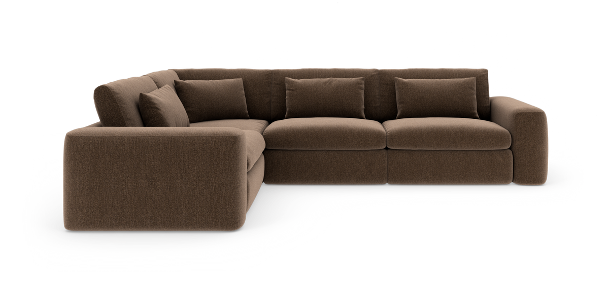 Brun modulsofa i hjørneudgave med tykke sæder og puder, frilagt på hvid baggrund.