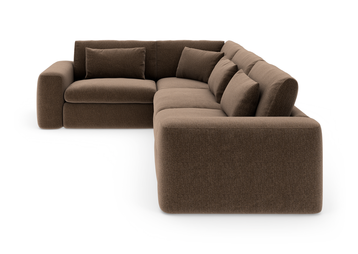 Brun modulær hjørnesofa med store puder, frilagt på hvid baggrund.