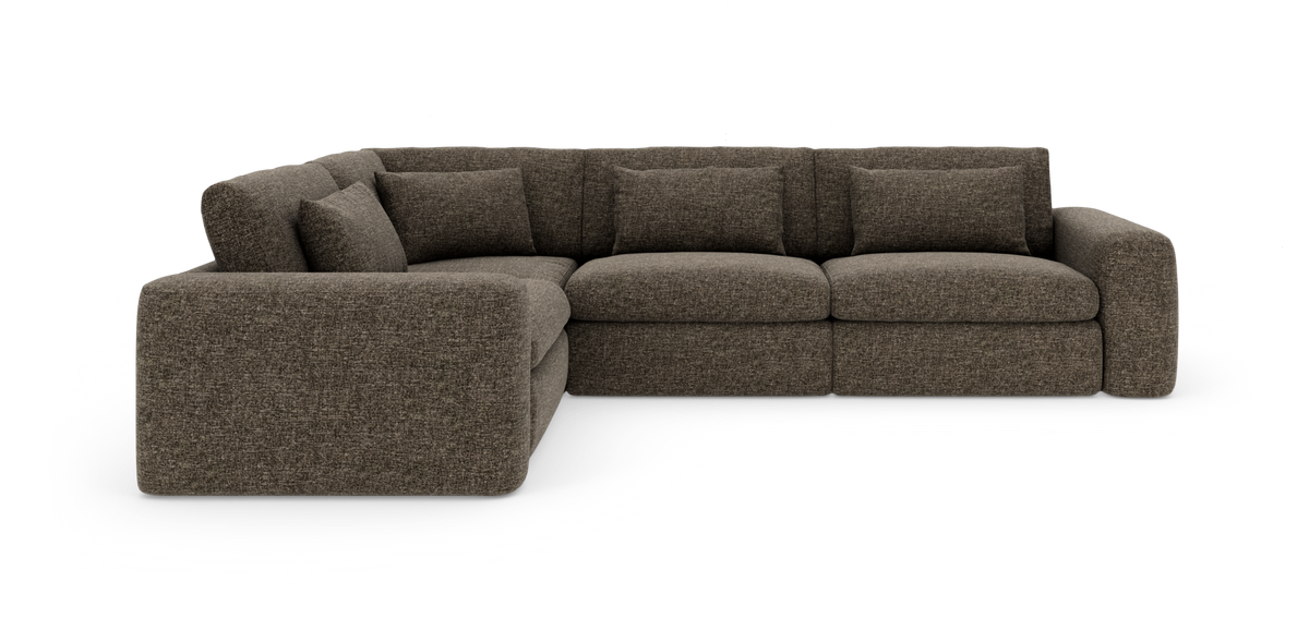 Brun modulsofa i stof med brede afrundede armlæn og løse ryghynder, L‑formet hjørnemodel.