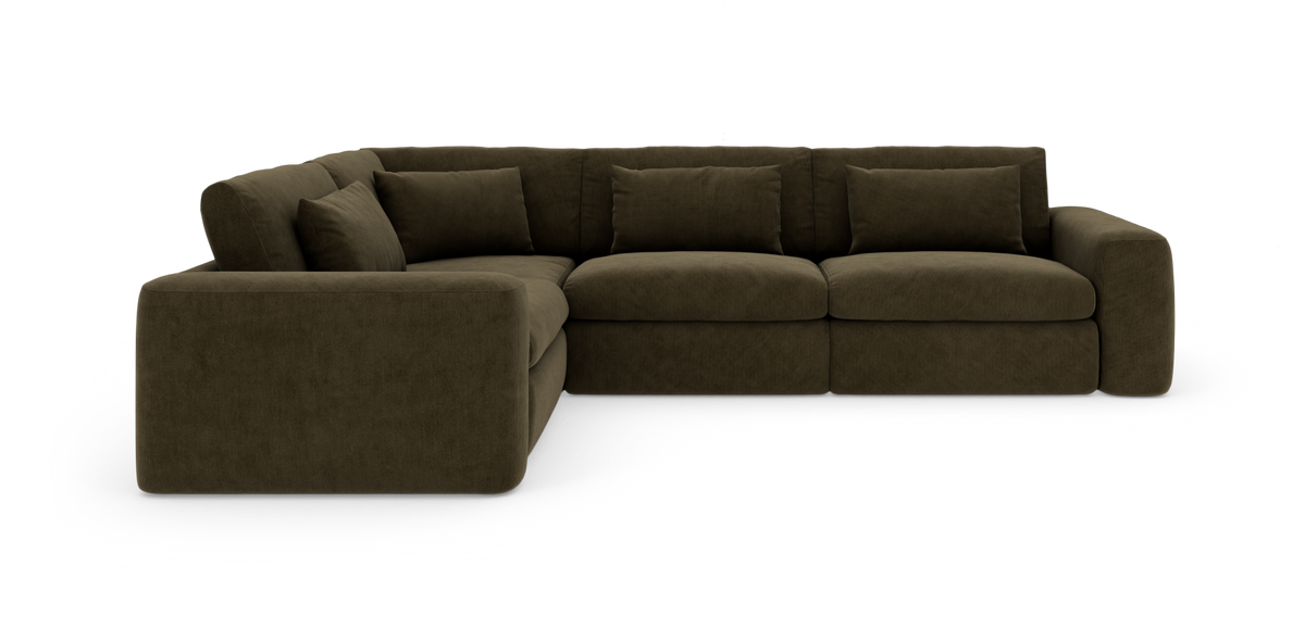 Mørkebrun modulær hjørnesofa med brede armlæn og løse rygpuder på hvid baggrund.