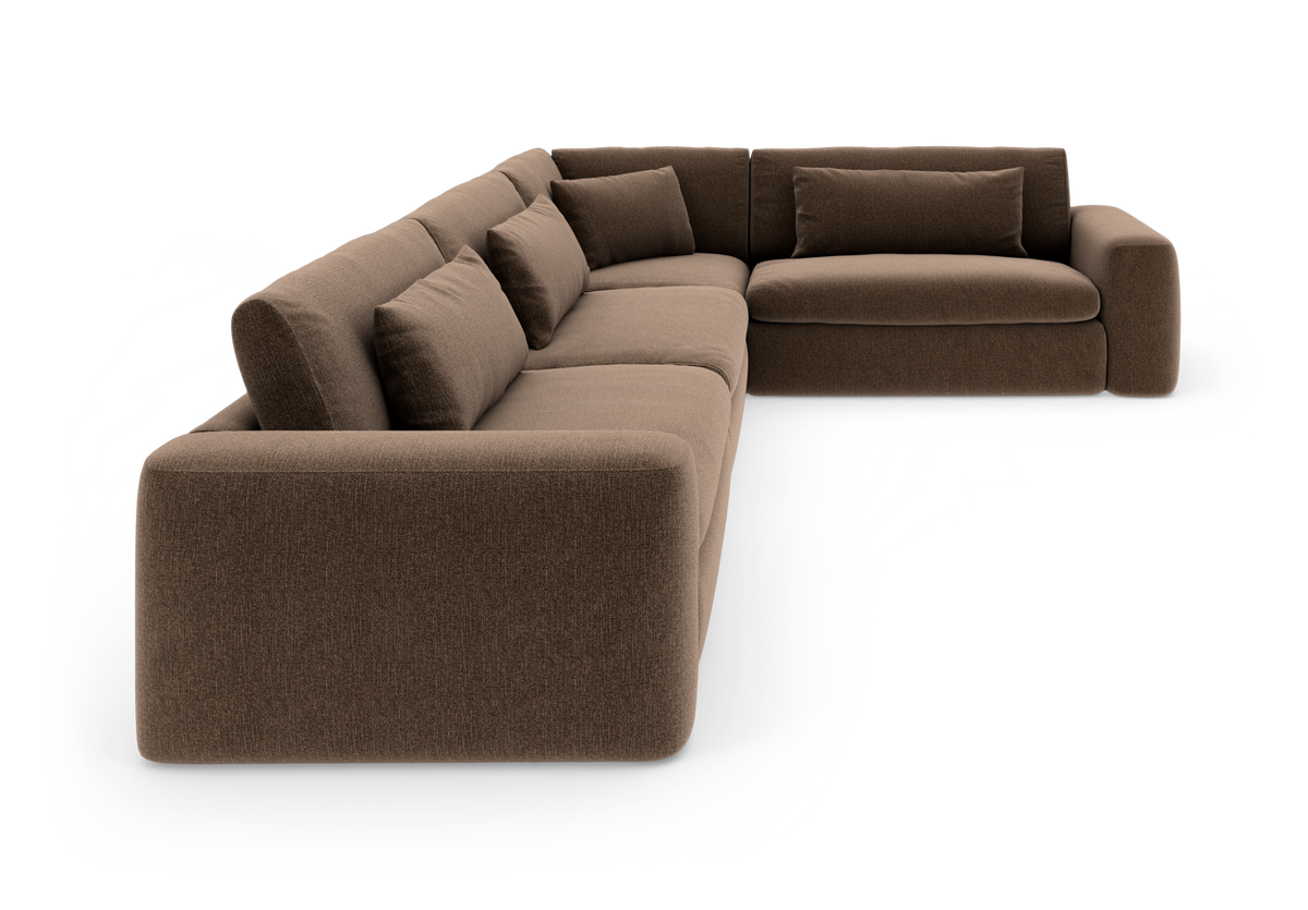 Brun modulsofa i stof, L-formet hjørnesofa med brede armlæn og flere ryg- og pyntepuder.