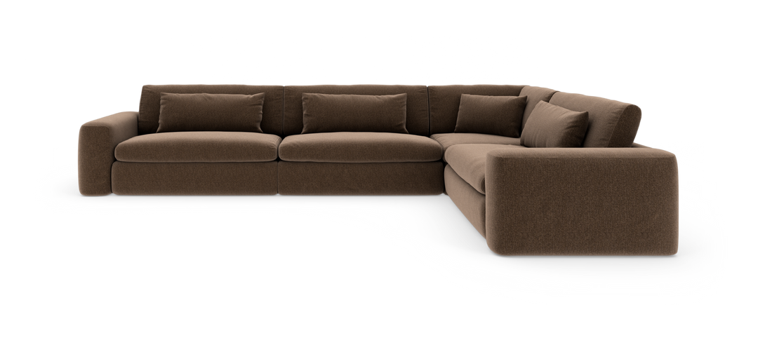 Brun L‑formet modulsofa med brede armlæn og løse ryghynder i moderne stil på hvid baggrund.