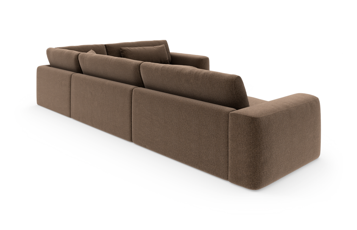 Brun modulsofa i stof set bagfra i skrå vinkel på hvid studiebaggrund.