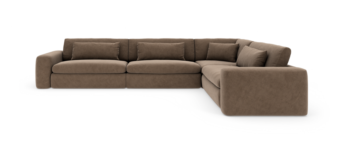 Brun L‑formet modulsofa med bløde ryghynder.