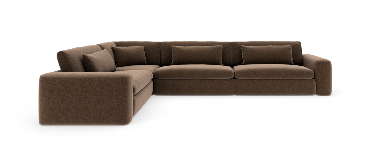 Brun modulær hjørnesofa med bløde puder i moderne design, fritlagt på hvid baggrund.