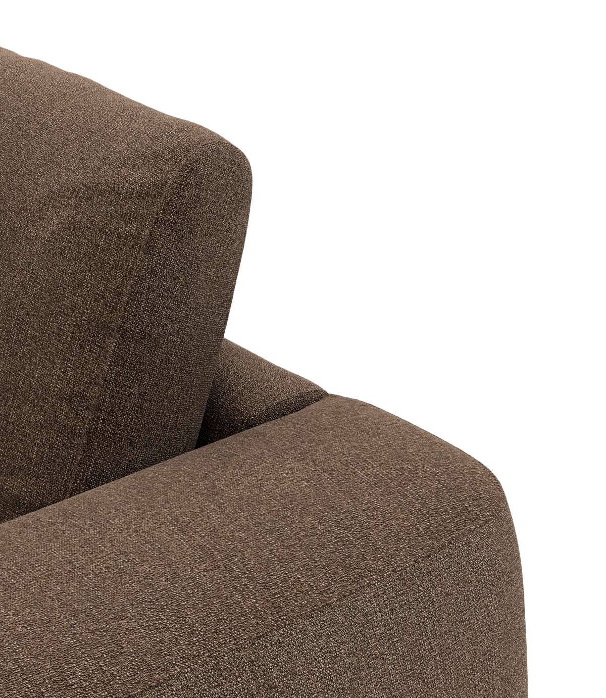 Nærbillede af en brun stofsofas armlæn og ryglæn mod sort baggrund.