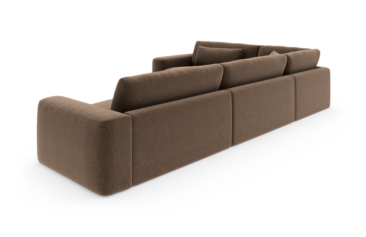 Stor modulopbygget hjørnesofa i brunt stof, set skråt bagfra mod hvid frilagt baggrund.