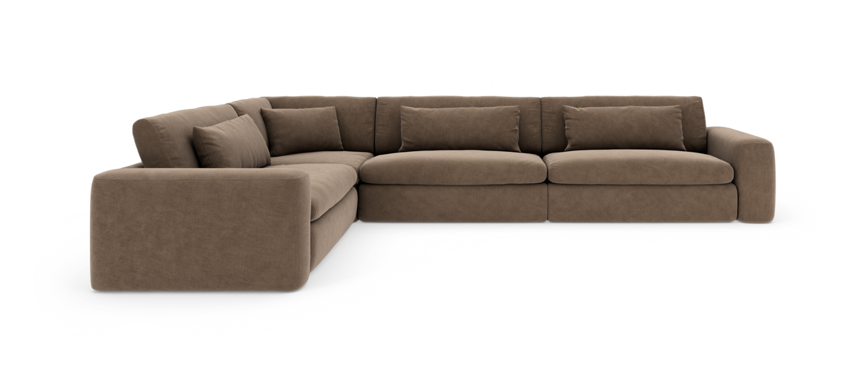 Brun hjørnesofa med brede armlæn og løse ryghynder på hvid baggrund.