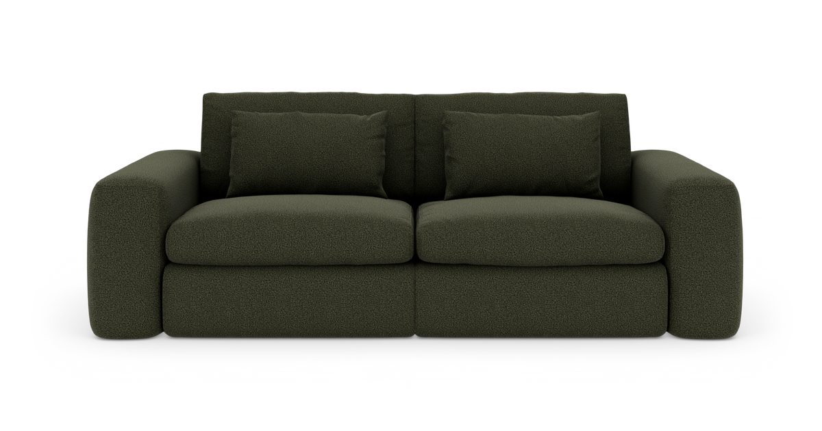 Mørkegrøn 2-personers sofa med bløde ryghynder, frontvisning, fritlagt på hvid baggrund.