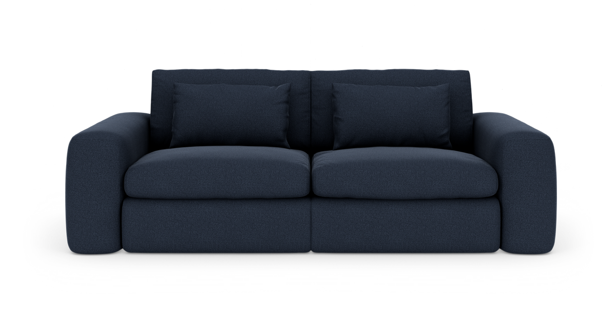 Mørkeblå 2-personers sofa med brede armlæn og løse ryghynder, frontview frilagt på hvid baggrund.