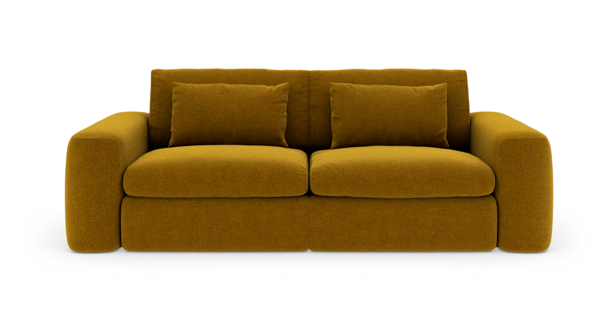 Sennepsgul sofa med to sædehynder og to ryghynder, frontvisning på hvid baggrund.
