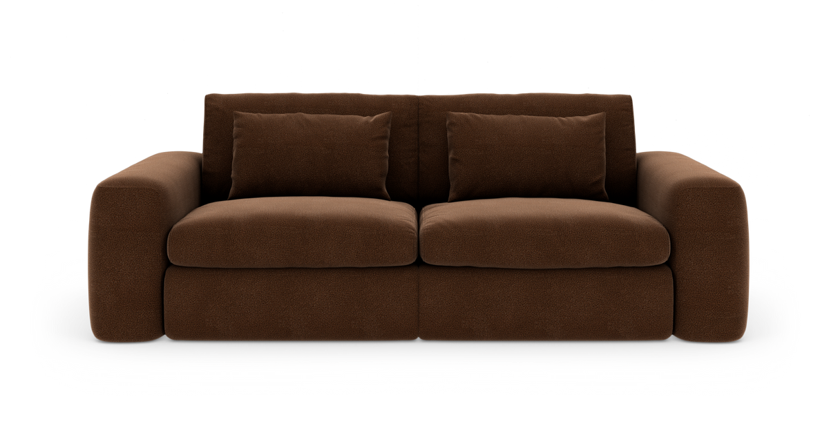 Brun 2-personers sofa med dybe sædehynder og to rygpuder, fotograferet forfra på hvid frilagt baggrund.