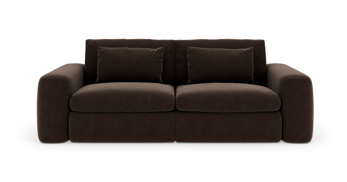 Mørkebrun 2-personers sofa med brede armlæn og to ryghynder, frilagt på hvid baggrund.