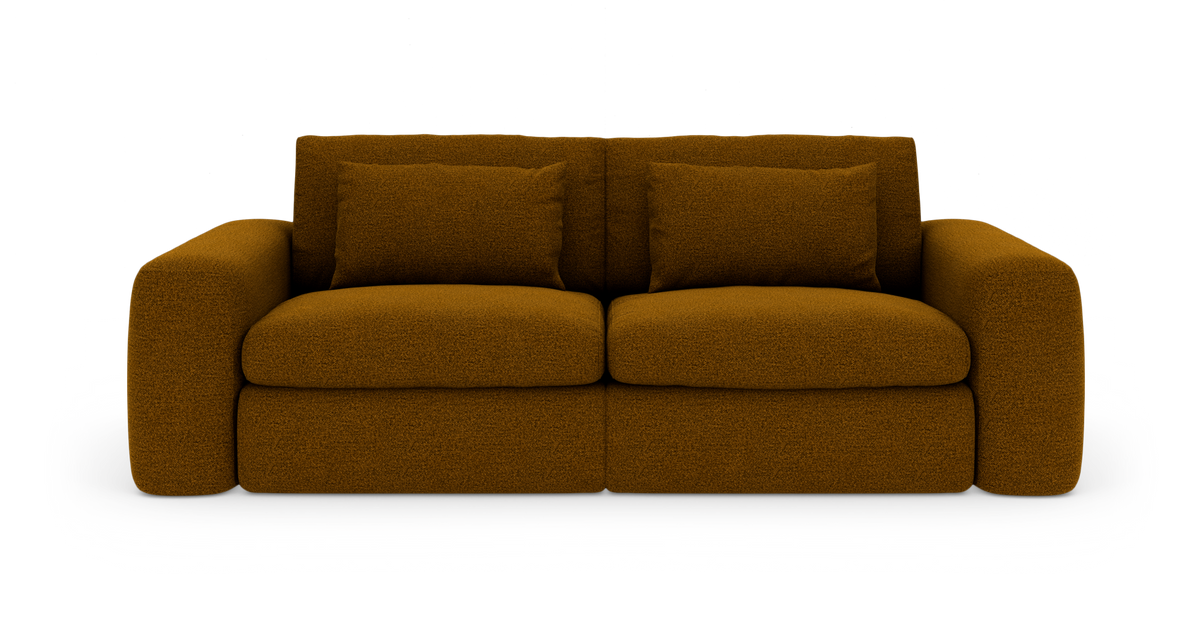 Sennepsgul bouclé-sofa med to sædehynder og to rygpuder, afrundede armlæn, frilagt på hvid baggrund.