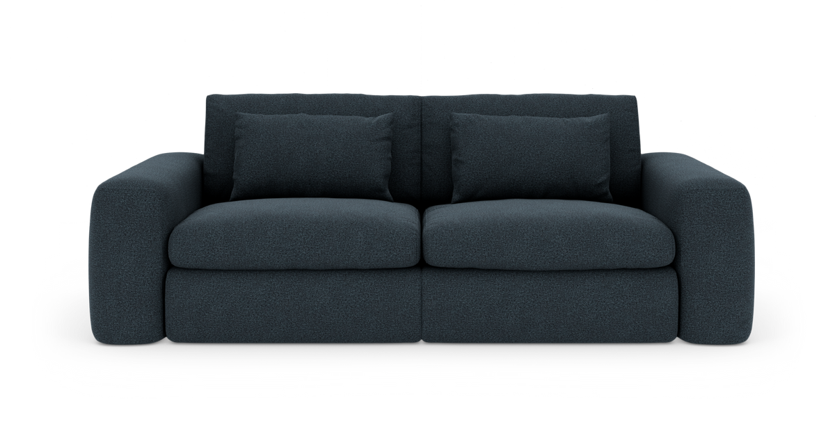 Mørkeblå 2-personers sofa med afrundede armlæn og to rygpuder, frilagt på hvid baggrund.