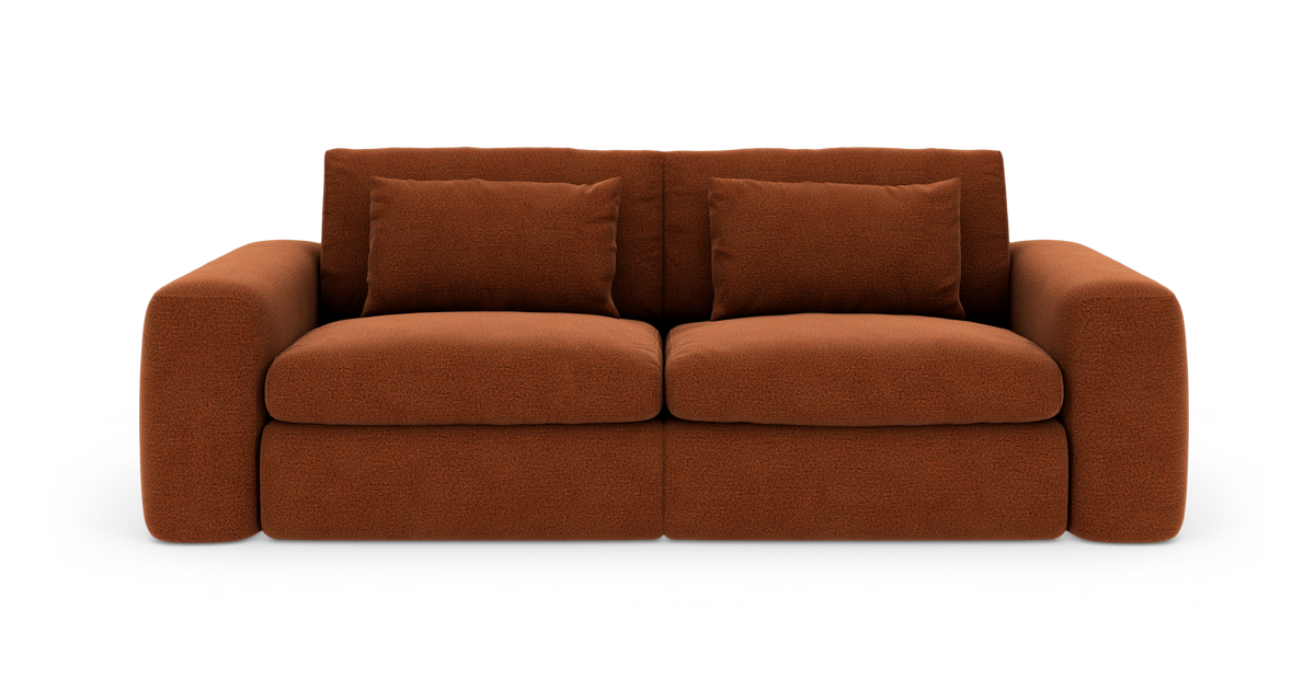 Brændt orange 2‑personers sofa med to ryghynder, frontvisning, frilagt på hvid baggrund.