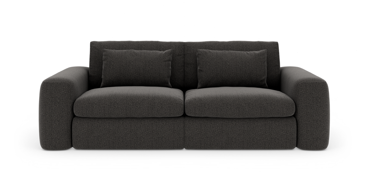 Mørkegrå 2-personers sofa med afrundede armlæn og løse puder, frontvisning på hvid baggrund.