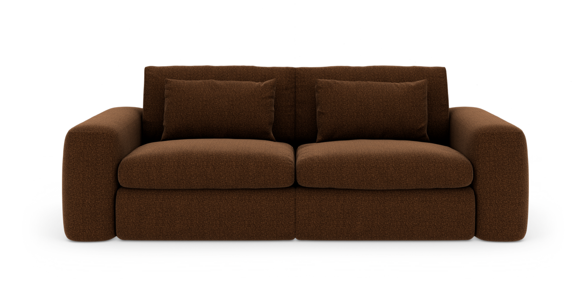 Brun 2-personers sofa med brede armlæn og to rygpuder, fritlagt på hvid baggrund.