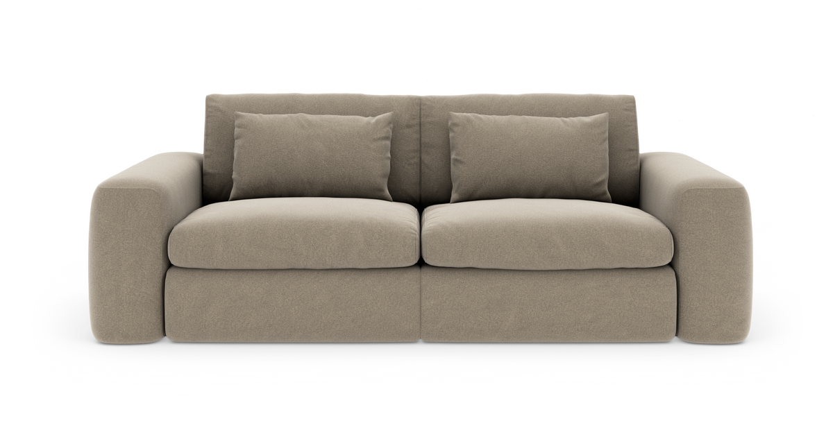 Beige 2-personers sofa med bløde, tykke puder og afrundede armlæn, frontvisning på hvid baggrund.