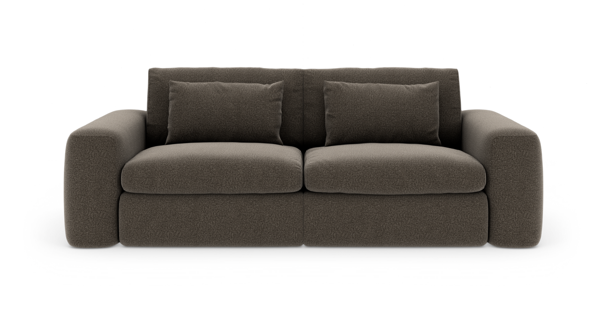 Mørkebrun, moderne 2-personers sofa med afrundede armlæn og to rygpuder, frilagt på hvid baggrund.
